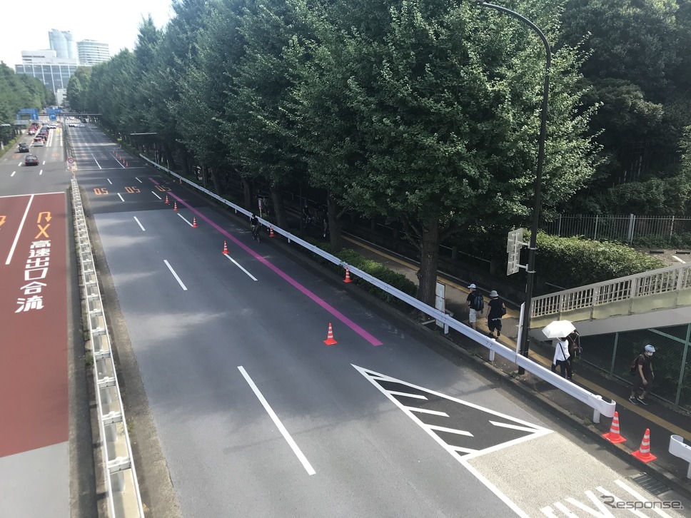 東京・国立競技場近くに設置された関係車両専用レーン《写真撮影 高木啓》