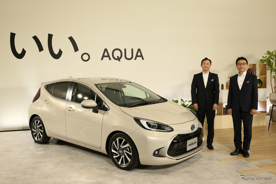 新型『アクア』とトヨタ自動車コンパクトカーカンパニーの新郷和晃プレジデント（左）、鈴木啓友チーフエンジニア《写真提供 トヨタ自動車》