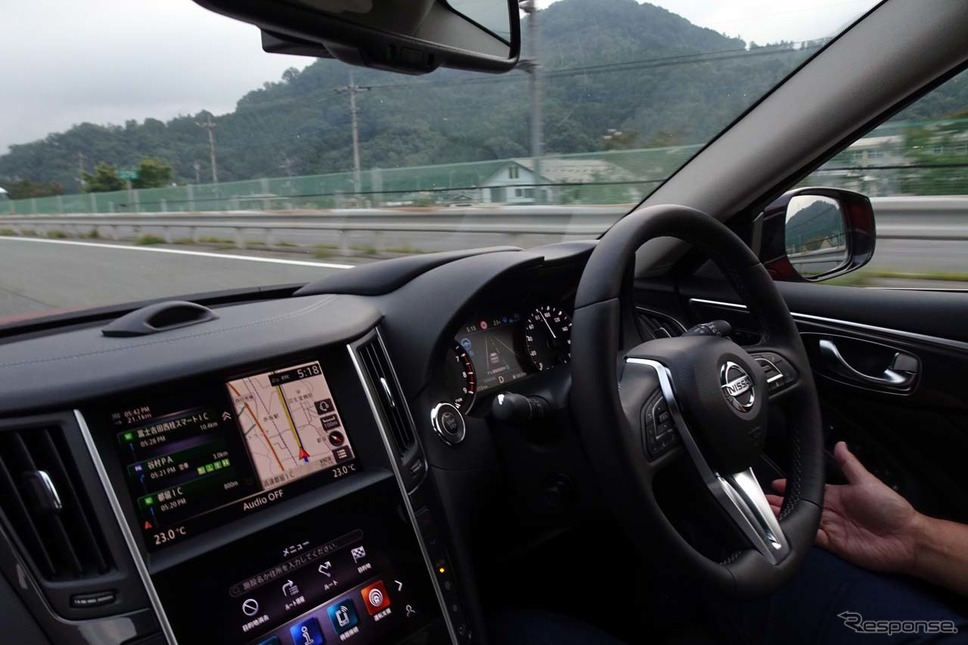 日産スカイラインのハンズオフ機能は制限速度を認識しながら高速道をハンズオフ走行ができる
