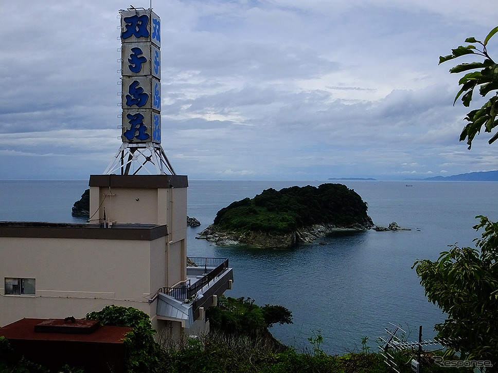 雑賀崎（さいかざき）海岸通りからみえる双子島・大島《写真撮影 大野雅人》