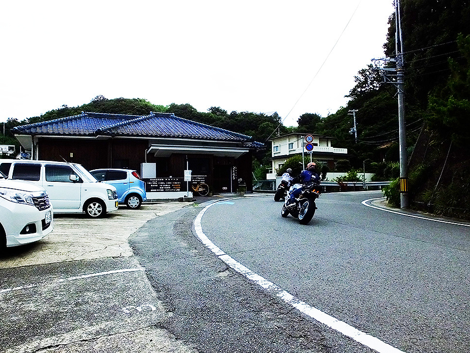 バイクツーリンググループの姿もある雑賀崎（さいかざき）海岸通り《写真撮影 大野雅人》
