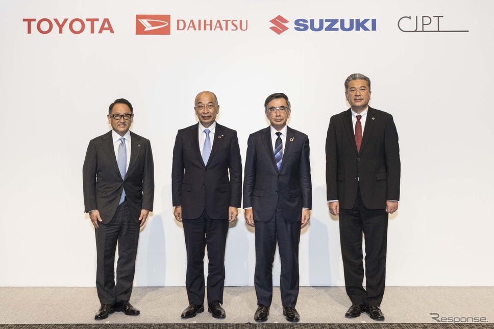 向かって左からトヨタ自動車の豊田社長、ダイハツ工業の奥平社長、スズキの鈴木社長、CJPTの中嶋社長《写真提供 トヨタ自動車》