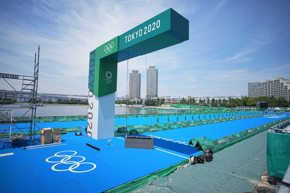 東京2020オリンピック・パラリン大会トライアスロン競技の会場となるお台場海浜公園（7月20日）《Photo by Michael Kappeler/picture alliance via Getty Images/ゲッティイメージズ》