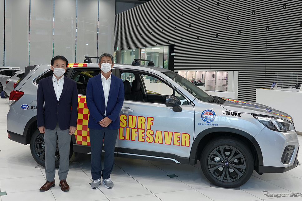 7月19日、スバル本社ショールーム(東京都渋谷区)での車両引き渡し式。左:スバル国内営業本部の佐藤本部長、右:日本ライフセービング協会の入谷拓哉理事長《写真提供 日本ライフセービング協会》