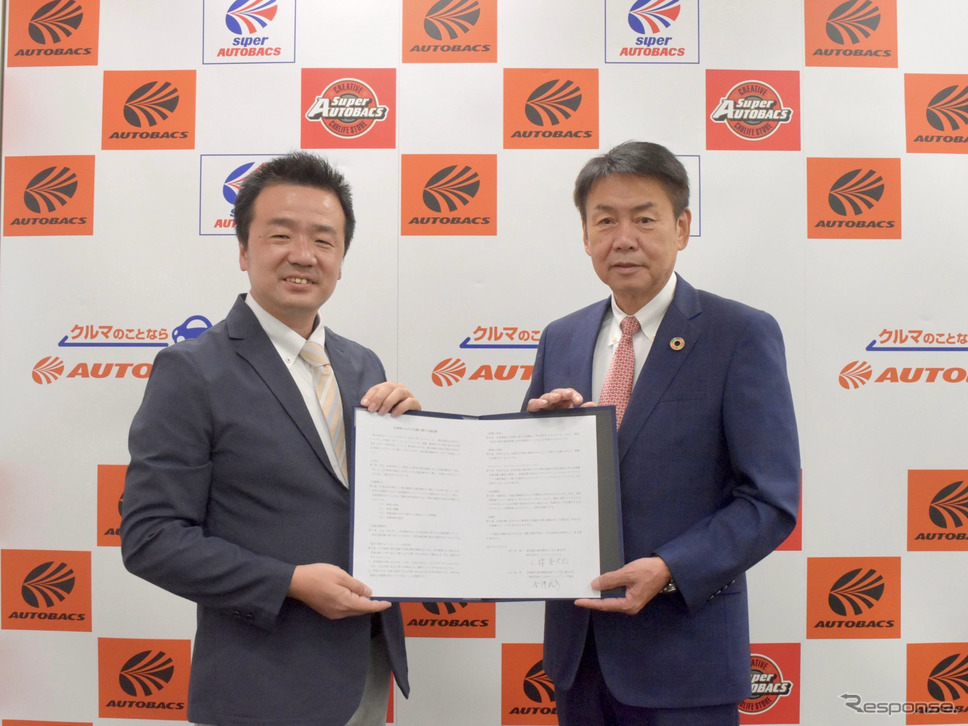 左：日本カーシェアリング協会の吉澤武彦代表、右：オートバックスセブンの小林喜夫巳代表取締役 社長執行役員《写真提供 オートバックスセブン》