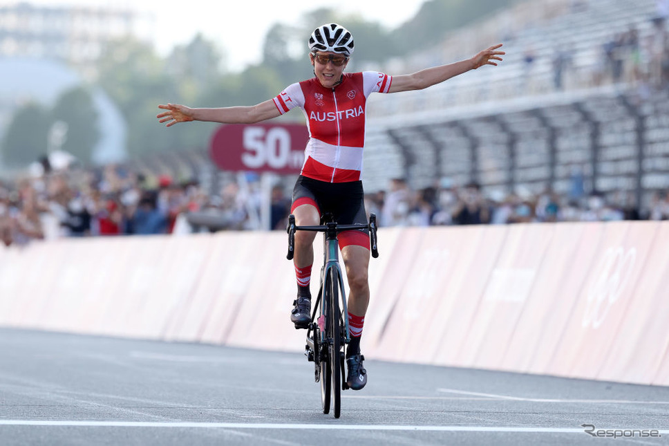 女子ロードレース、優勝したアナ・キーゼンホファー（オーストリア。7月25日、富士スピードウェイ）《Photo by Michael Steele/Getty Images Sport/ゲッティイメージズ》