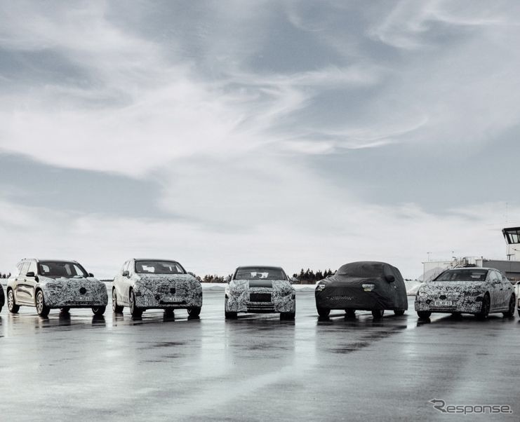 メルセデスベンツの新世代EV「メルセデスEQ」のプロトタイプ。左からEQE SUV、EQS SUV、EQS、EQB、EQEと見られる《photo by Mercedes-Benz》