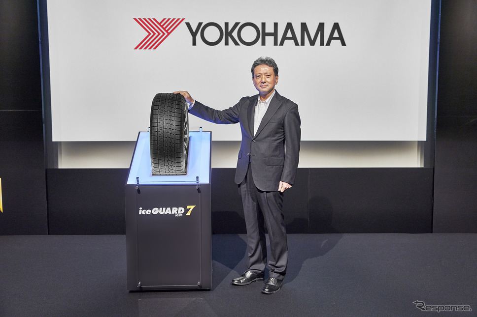 「アイスガード7」と山石昌孝社長《写真提供 横浜ゴム》