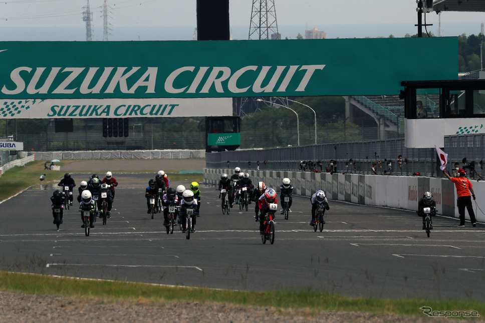 逆周りで行われたKV-BIKE 30分走行スタートシーン《写真撮影 竹内英士》