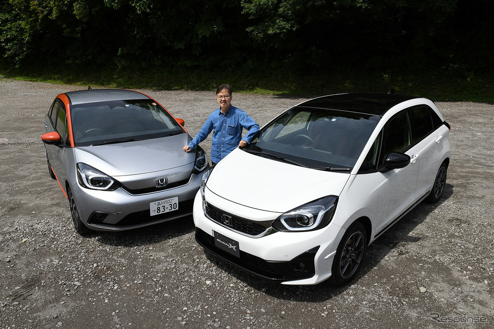 ホンダ フィット e:HEV モデューロX(右)とフィット ネス(左)と片岡英明氏《写真撮影 中野英幸》