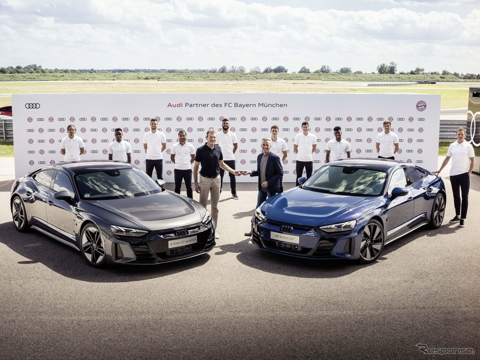 FCバイエルンミュンヘンの選手に引き渡されたアウディ e-tron GT クワトロ と RS e-tron GT《photo by Audi》