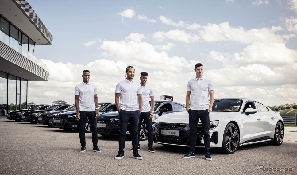 FCバイエルンミュンヘンの選手に引き渡されたアウディ e-tron GT クワトロ と RS e-tron GT《photo by Audi》