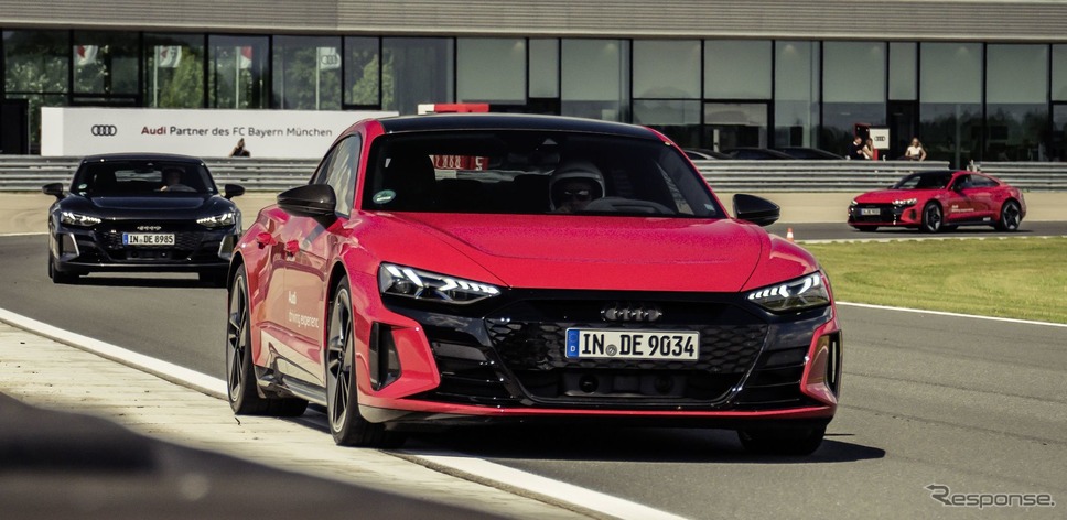 FCバイエルンミュンヘンの選手に引き渡されたアウディ e-tron GT クワトロ と RS e-tron GT《photo by Audi》