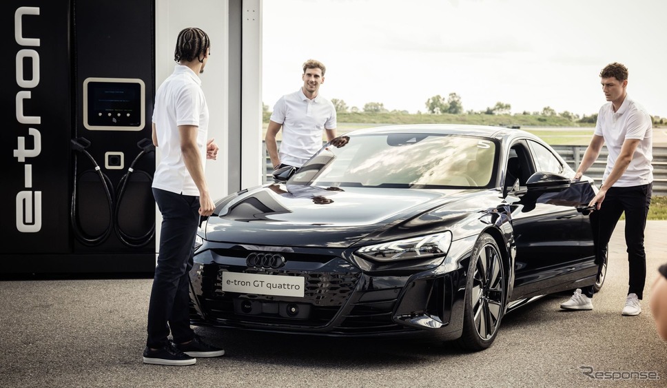 FCバイエルンミュンヘンの選手に引き渡されたアウディ e-tron GT クワトロ と RS e-tron GT《photo by Audi》