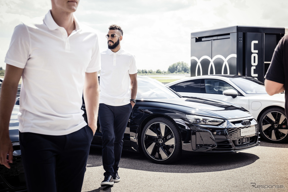 FCバイエルンミュンヘンの選手に引き渡されたアウディ e-tron GT クワトロ と RS e-tron GT《photo by Audi》