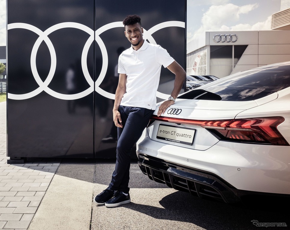 FCバイエルンミュンヘンの選手に引き渡されたアウディ e-tron GT クワトロ と RS e-tron GT《photo by Audi》