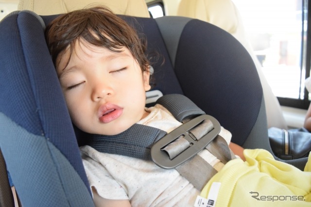 チャイルドシートで眠るこども《写真提供 写真AC》