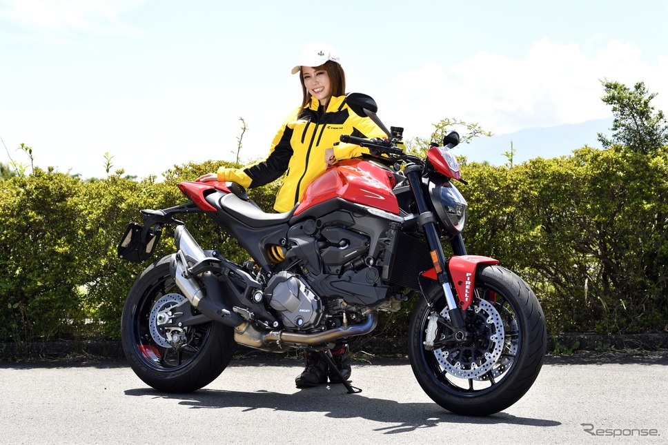 小鳥遊レイラとドゥカティ モンスター 新型《写真撮影 雪岡直樹》