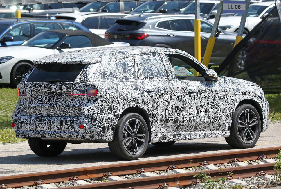 BMW X1 次期型プロトタイプ(スクープ写真)《APOLLO NEWS SERVICE》
