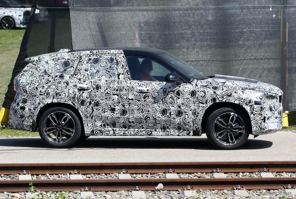BMW X1 次期型プロトタイプ(スクープ写真)《APOLLO NEWS SERVICE》