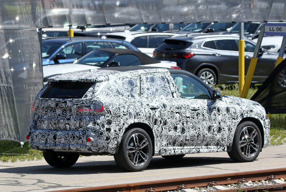 BMW X1 次期型プロトタイプ(スクープ写真)《APOLLO NEWS SERVICE》