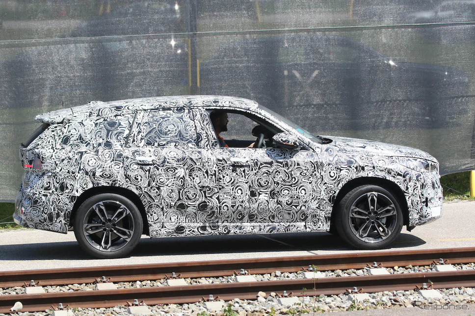 BMW X1 次期型プロトタイプ(スクープ写真)《APOLLO NEWS SERVICE》