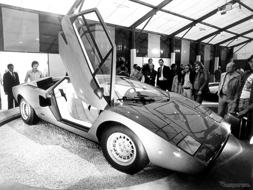 フランクフルトモーターショー1975に展示されたランボルギーニ・カウンタック。当時の価格は10万4000ドイツマルク。《Photo by Roland Witschel/picture alliance via Getty Images/ゲッティイメージズ》