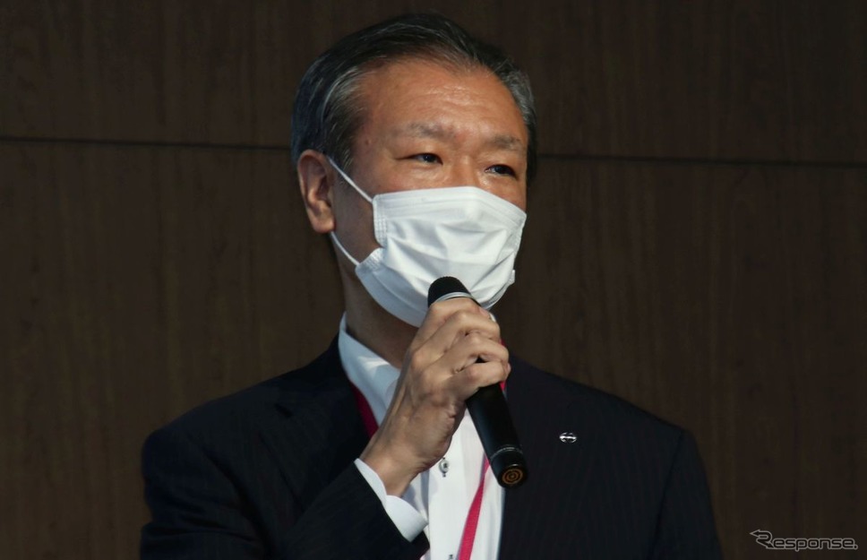 開催挨拶をする日野自動車 小佐野豪績氏。小佐野氏は日野のDX戦略をになう《写真撮影 中尾真二》