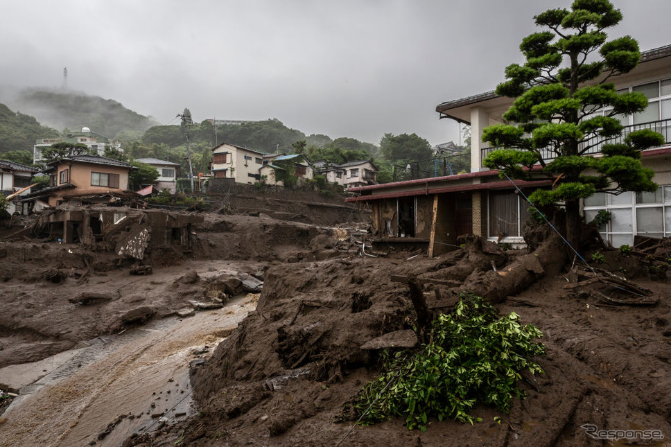 静岡県熱海市の土石流災害現場（2021年7月4日）《Photo by Yuichi Yamazaki/Getty Images) News/ゲッティイメージズ》