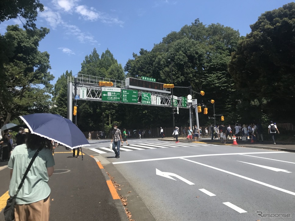 首都高入り口《写真撮影 高木啓》
