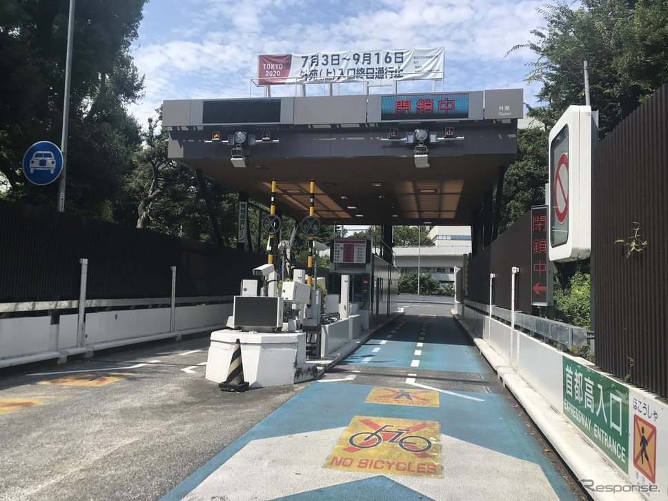 首都高入り口《写真撮影 高木啓》