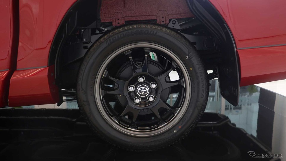 トヨタ・ハイラックス・レボ 改良新型の「GRスポーツ2WDローフロア」《photo by Toyota》