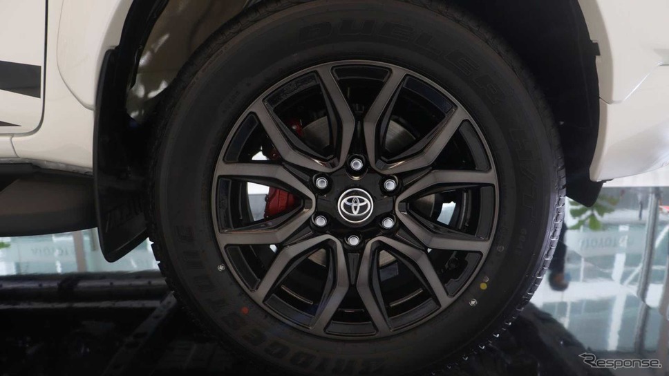 トヨタ・ハイラックス・レボ 改良新型の「GRスポーツ4WDハイフロア」《photo by Toyota》