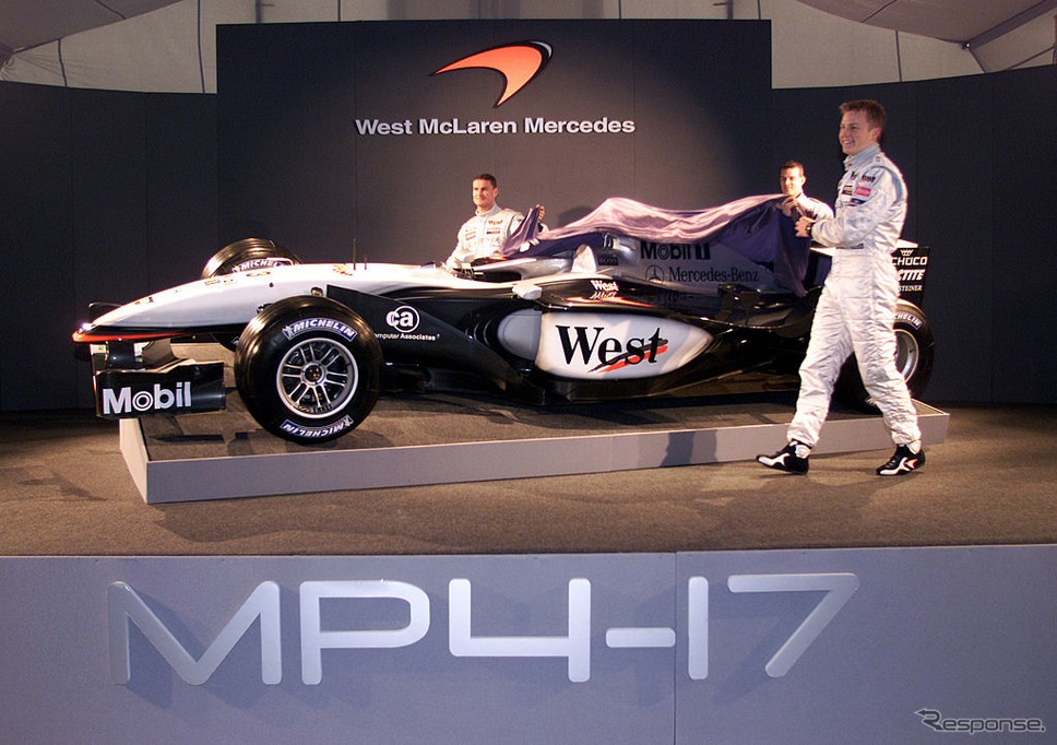 2002年向けマシンMP4-17を披露する（車両手前）。チームメイトはデビッド・クルサードだ。《Photo by Mark Thompson/Getty Images Sport/ゲッティイメージズ》