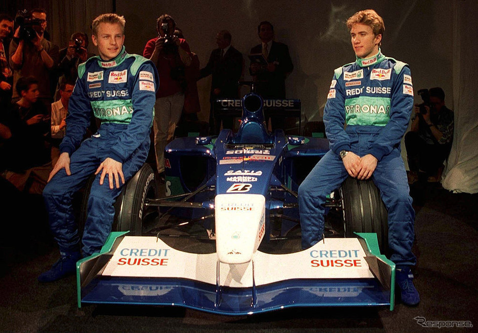 ザウバーからF1デビュー（向かって左）。2001年1月のプレゼンテーション、チームメイトはニック・ハイドフェルド《Photo by Michael Kienzler/Bongarts/ゲッティイメージズ》