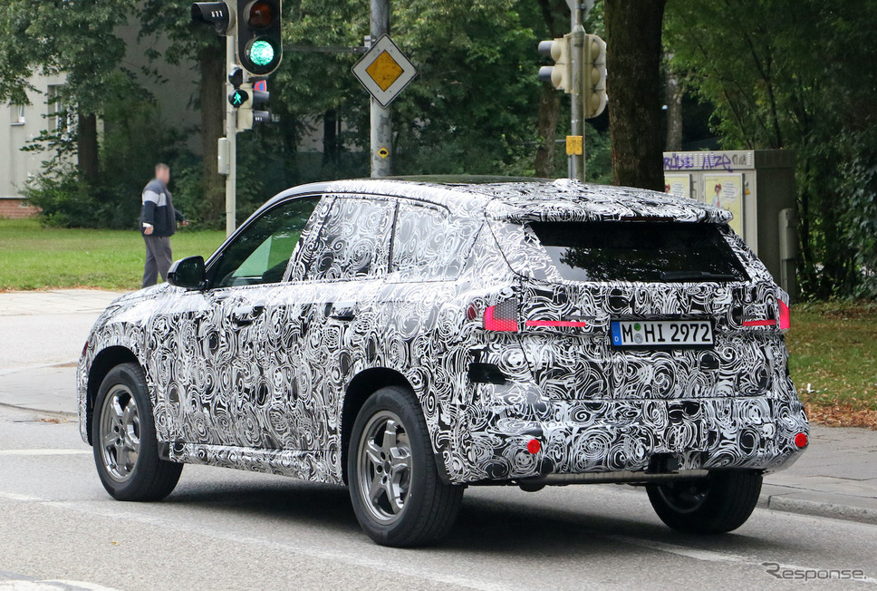BMW X1 次期型プロトタイプ(スクープ写真)《APOLLO NEWS SERVICE》