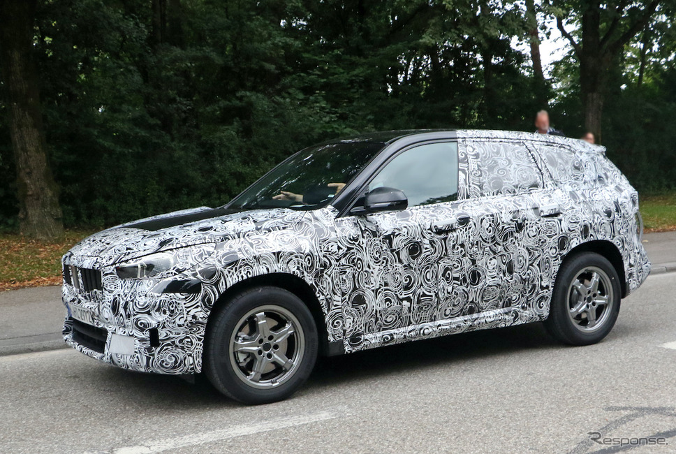 BMW X1 次期型プロトタイプ(スクープ写真)《APOLLO NEWS SERVICE》