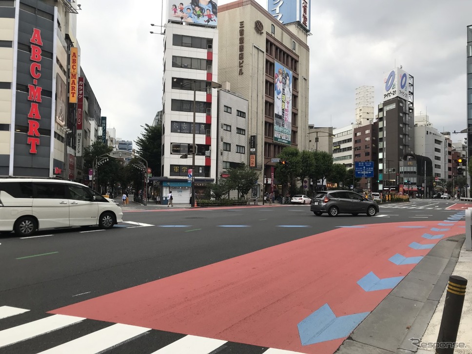 東京2020パラリンピックマラソンのコース、靖国通り駿河台下交差点《写真撮影 高木啓》