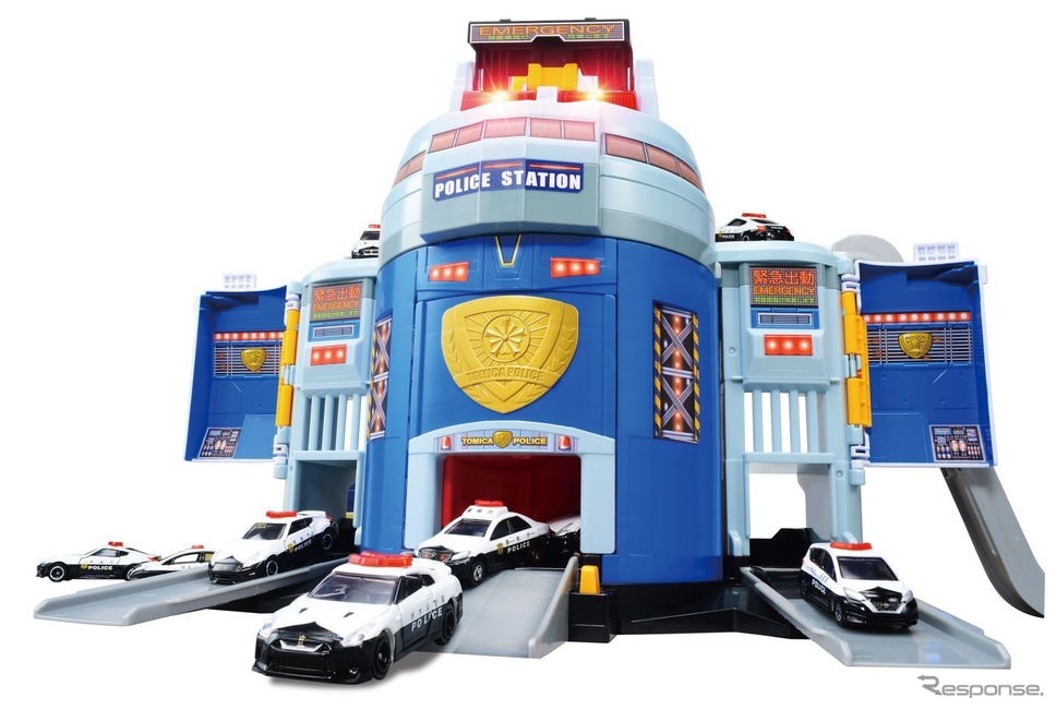 のりもの・どうぶつ玩具部門1位:タカラトミー・トミカぐるっと変形! DXポリスステーション