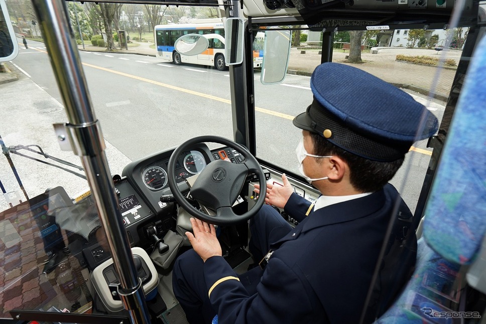 左近山団地での自動運転の様子《写真提供 相鉄バス/群馬大学/日本モビリティ/横浜市経済局》