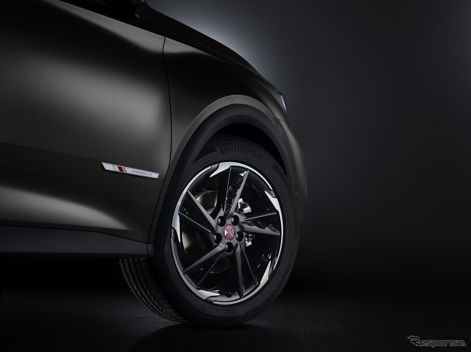DS 7クロスバック パフォーマンスライン《写真提供 Groupe PSA Japan》