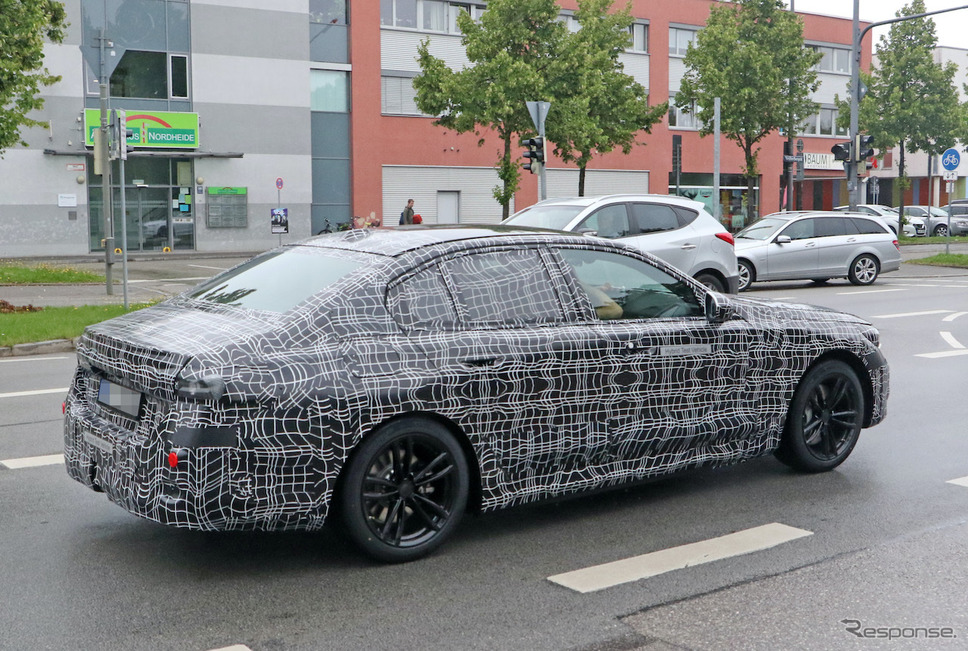 BMW 5シリーズ 次期型プロトタイプ(スクープ写真)《APOLLO NEWS SERVICE》