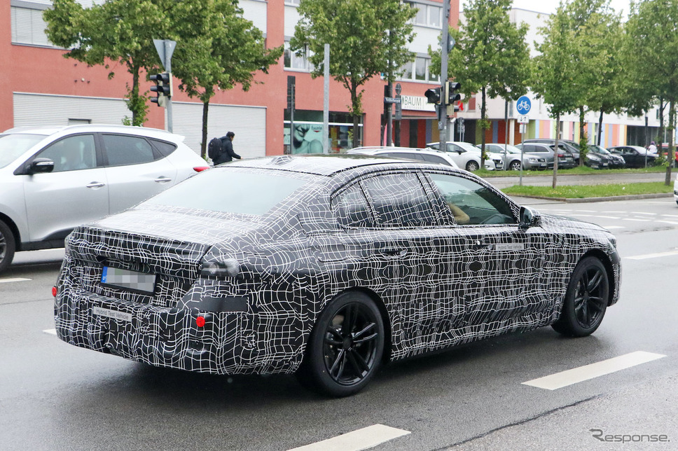 BMW 5シリーズ 次期型プロトタイプ(スクープ写真)《APOLLO NEWS SERVICE》