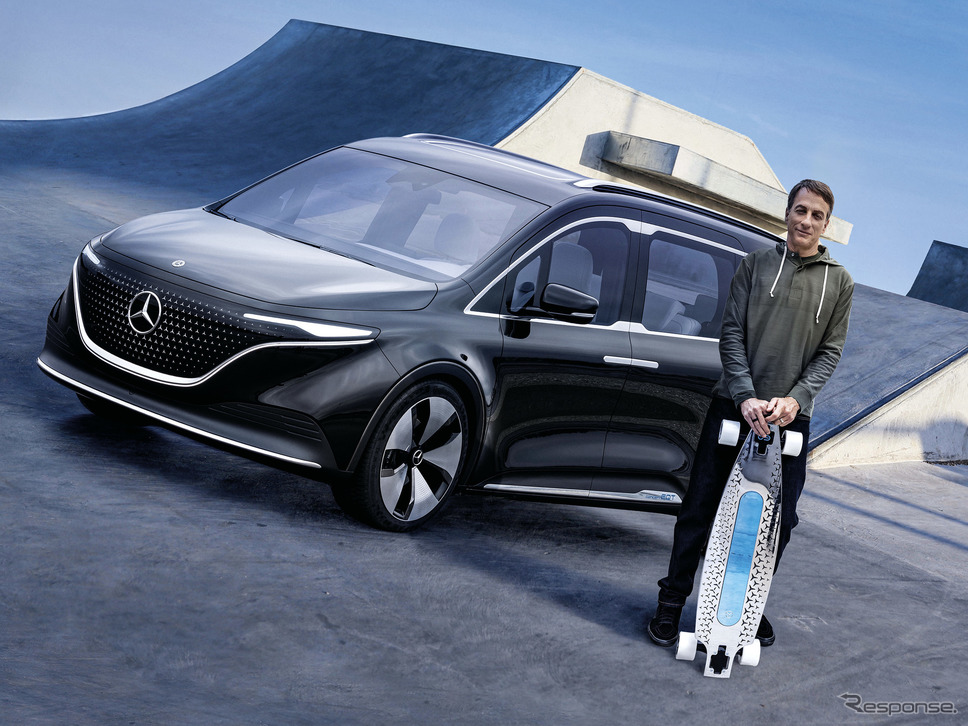 スケートボーダーの“バードマン”トニー・ホークとEQT《photo by Mercedes-Benz》
