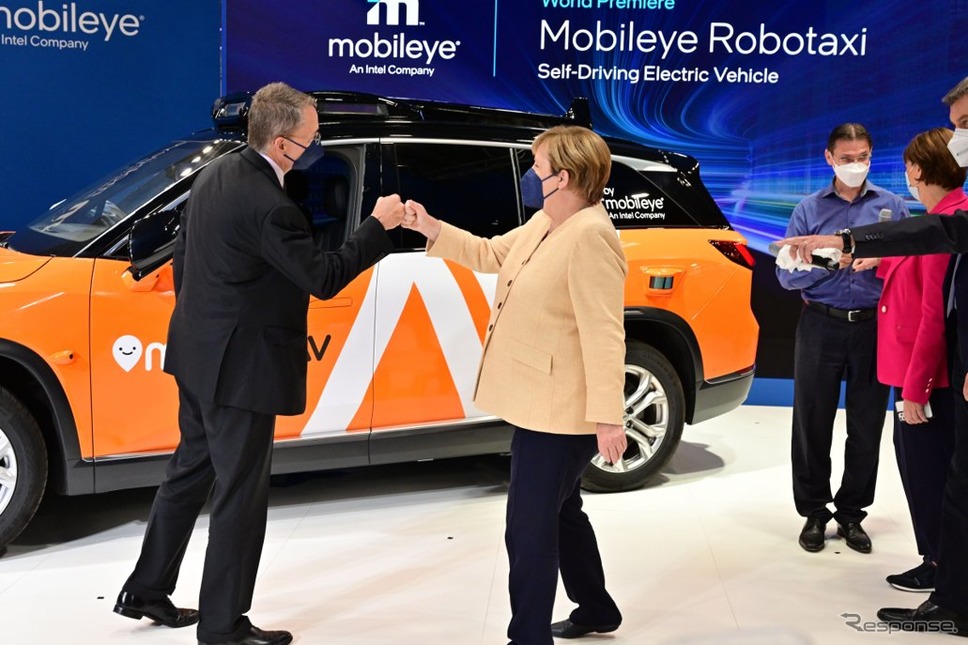インテル傘下のモービルアイの自動運転EV(IAAモビリティ2021)。中央はドイツのメルケル首相《photo by Intel》