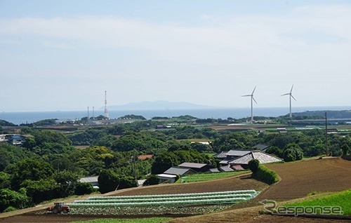 三浦の田園風景の先に広がる海《写真提供 京浜急行電鉄》