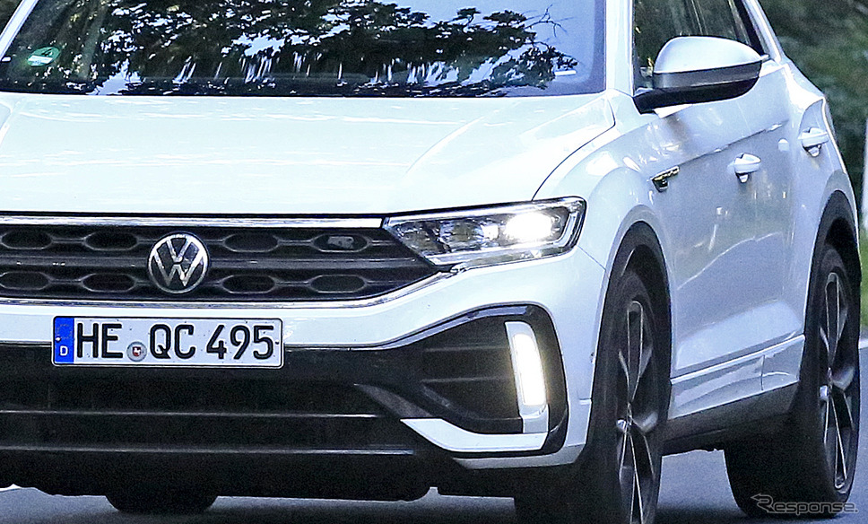 VW T-Roc R 改良新型プロトタイプ(スクープ写真)《APOLLO NEWS SERVICE》