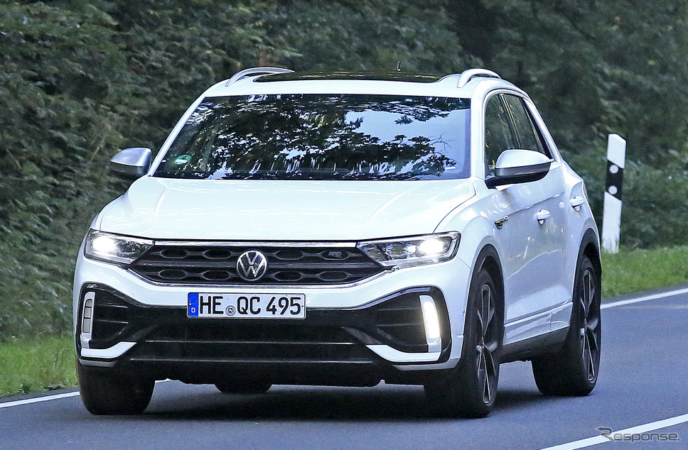 VW T-Roc R 改良新型プロトタイプ(スクープ写真)《APOLLO NEWS SERVICE》