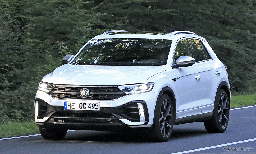 VW T-Roc R 改良新型プロトタイプ(スクープ写真)《APOLLO NEWS SERVICE》