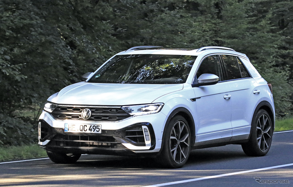 VW T-Roc R 改良新型プロトタイプ(スクープ写真)《APOLLO NEWS SERVICE》
